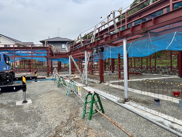 工事の進捗 👷 　骨組みが組み立てられています